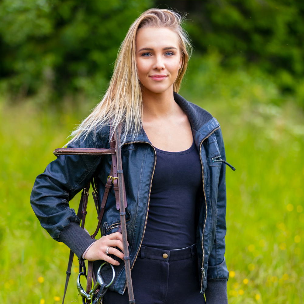 beautilful-young-female-horse-rider-standing-in-a-3H8BXL6.jpg